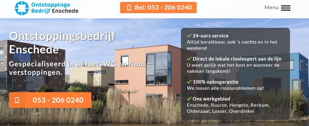 Man probeert verstopt riool zelf op te lossen met ontstoppingsveer in keukenafvoer